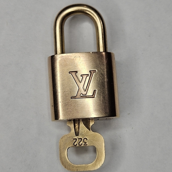 LOUIS VUITTON 322 LOCK AND KEY🔐 - Picture 4 of 6